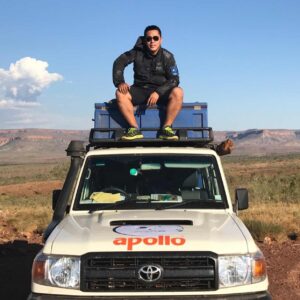 Leo, founder of Leo Australia, on top of a 4WD vehicle in the Australian outback during a guided road tripLeo Australia 创始人 Leo 在澳洲内陆荒野越野车顶上的实拍照片，体现澳洲公路旅行与户外带队经验
