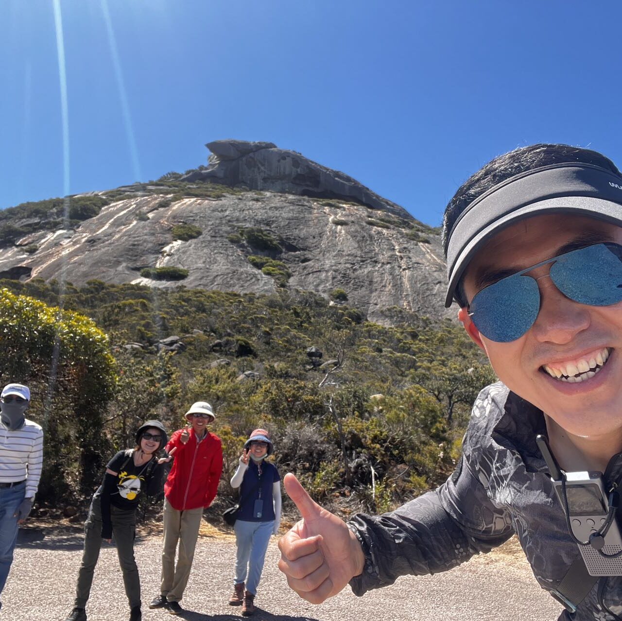 Leo与团队在西澳埃斯佩兰斯法国人峰前合影，团体徒步登山欢乐瞬间