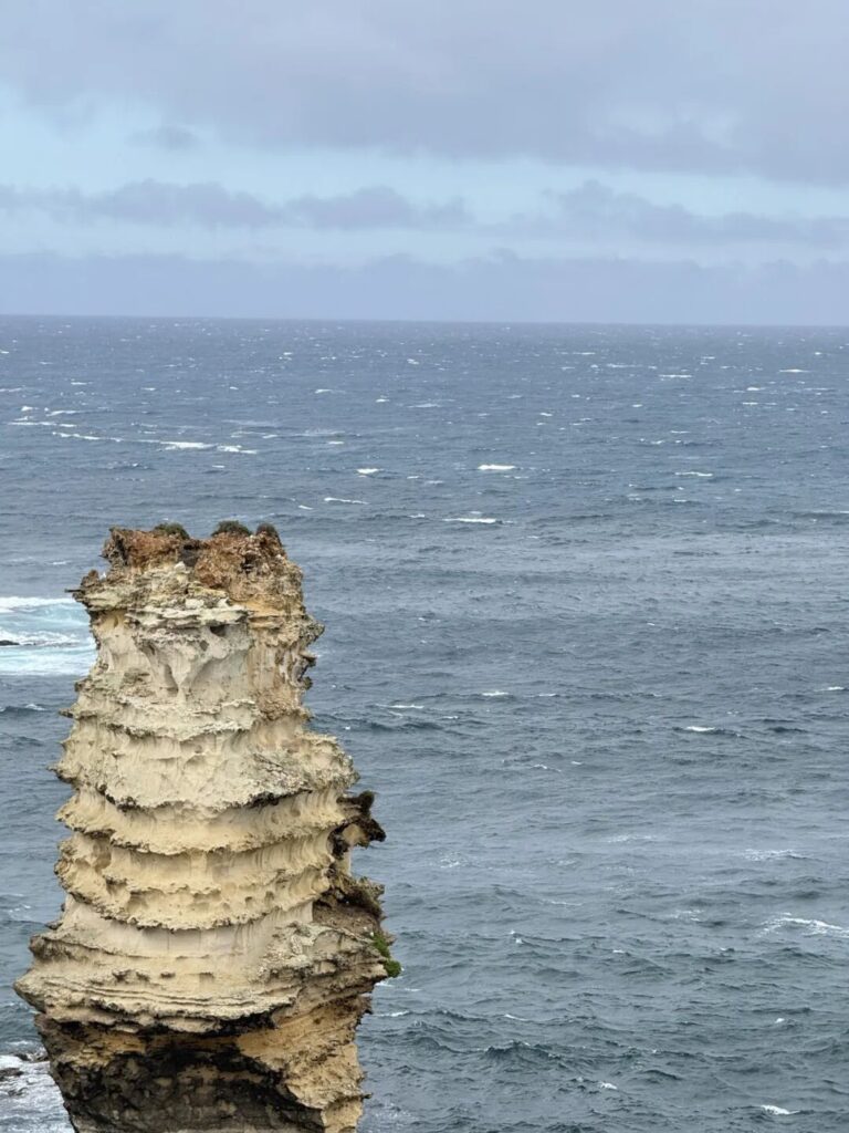 大洋路群岛湾的海蚀柱矗立在波涛汹涌的南大洋中，层次分明