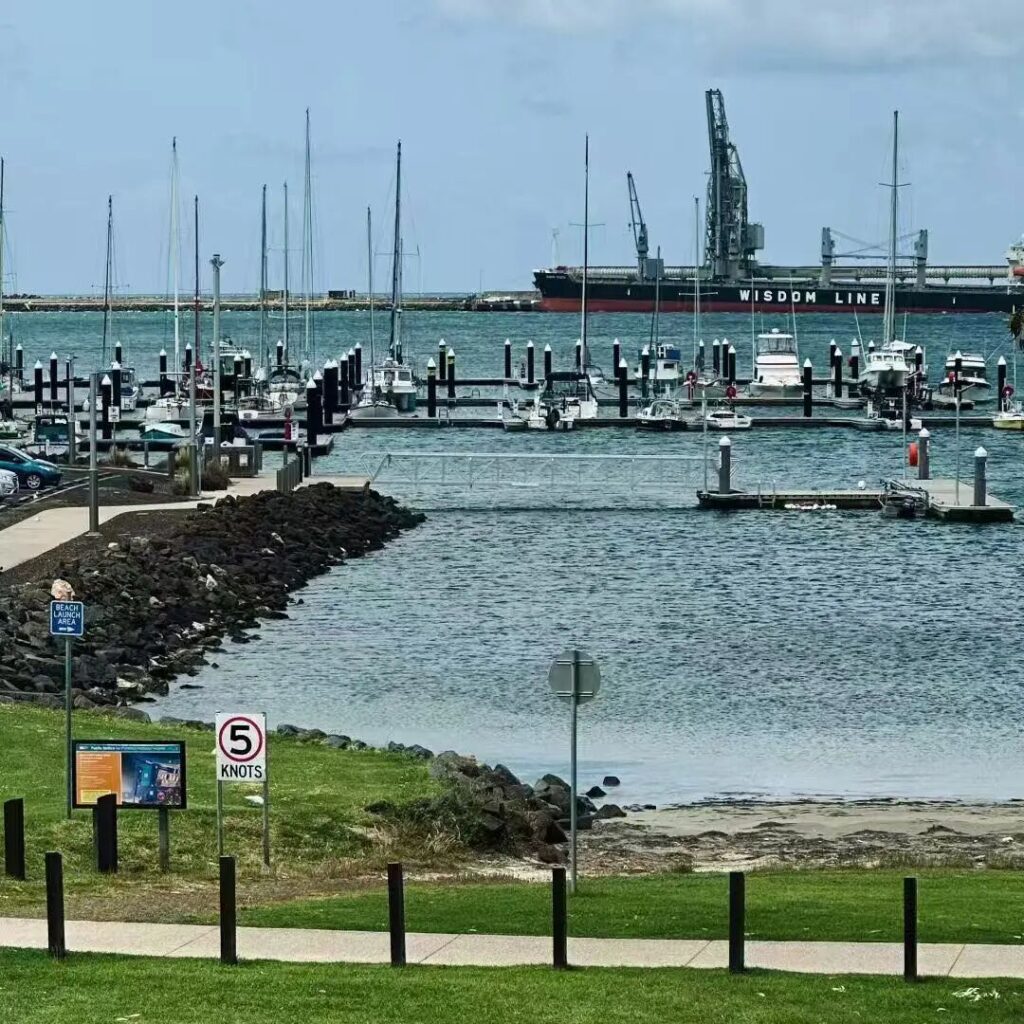 波特兰码头 5 节限速标志与停泊的游艇，海港设施与大型货轮同框