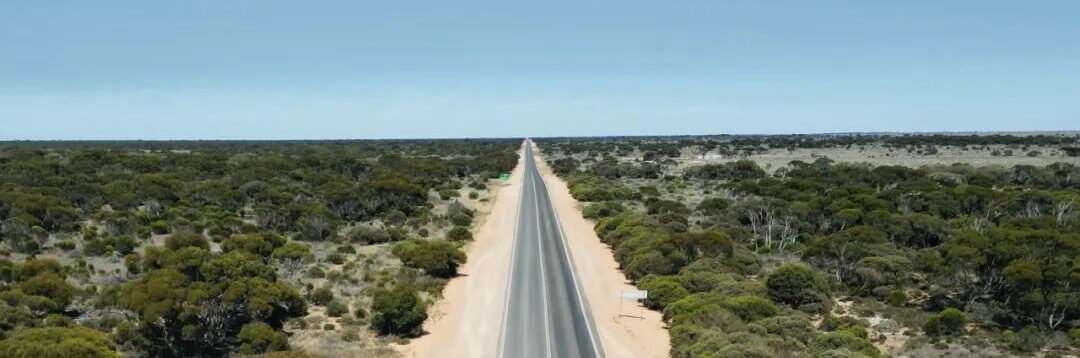 无人机航拍90 Mile Straight与车队合影