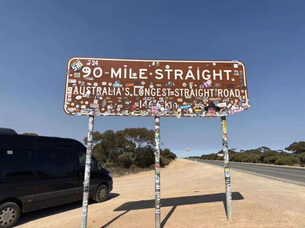 90 Mile Straight路牌贴满贴纸