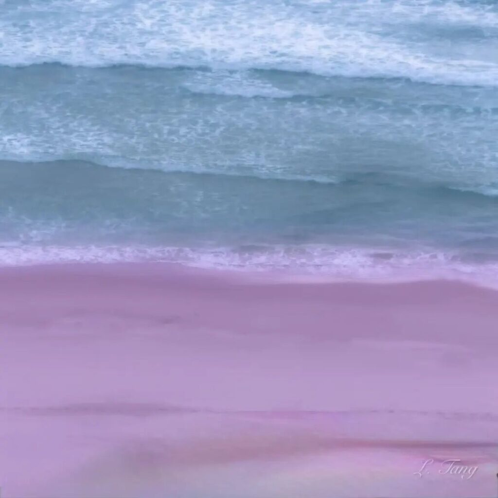 Esperance海滩粉色沙滩与海浪