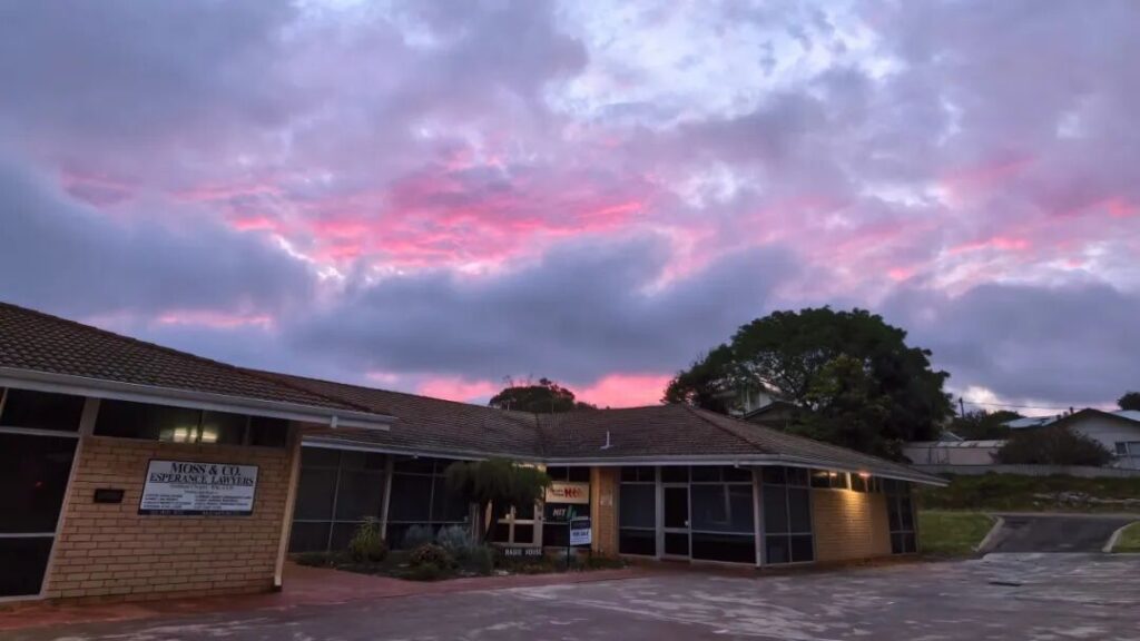 Esperance建筑与粉紫色日落天空
