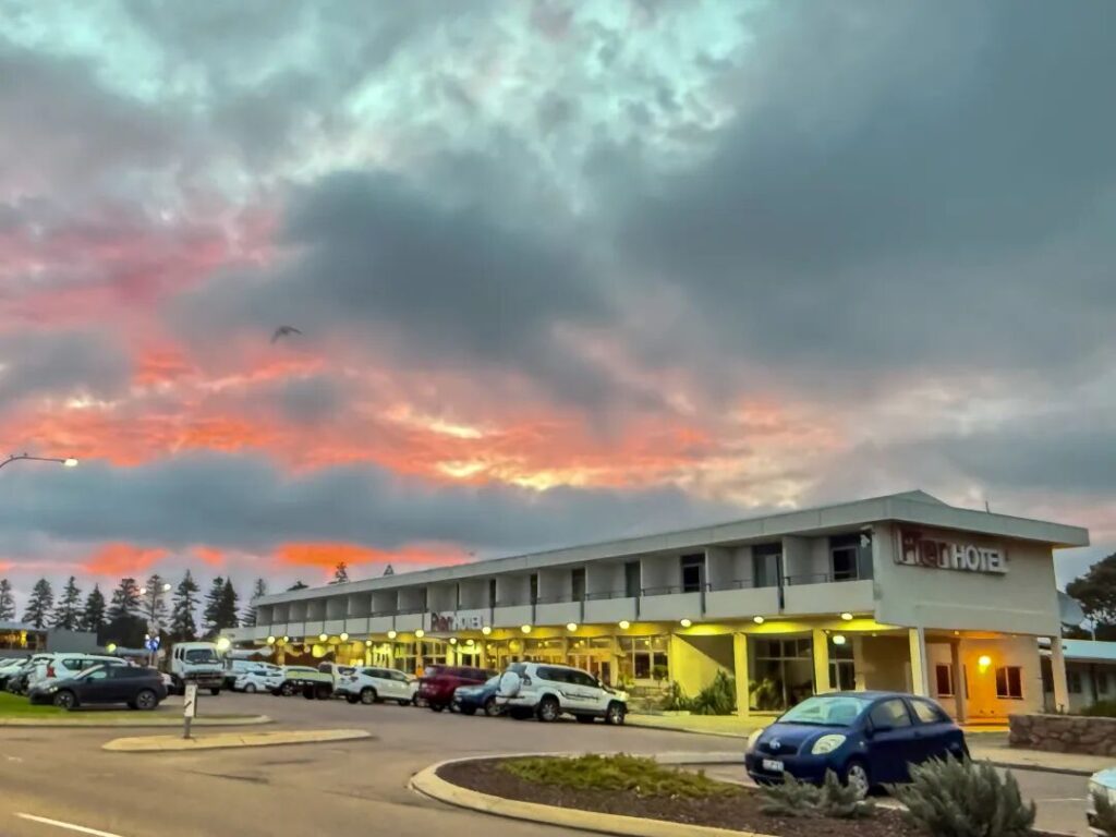 Esperance酒店与火烧云日落