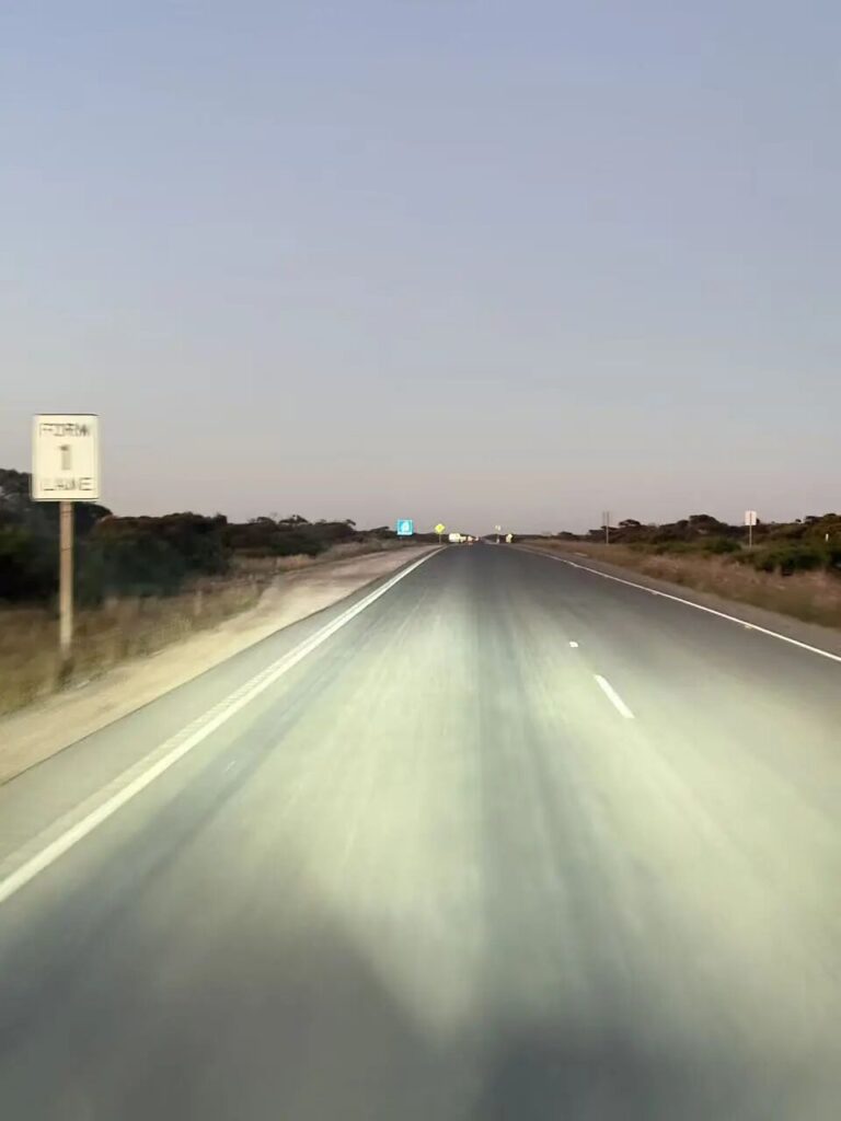 清晨Eyre Highway公路与Form 1 Lane标志