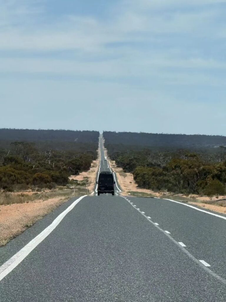Eyre Highway远处行驶的公路火车
