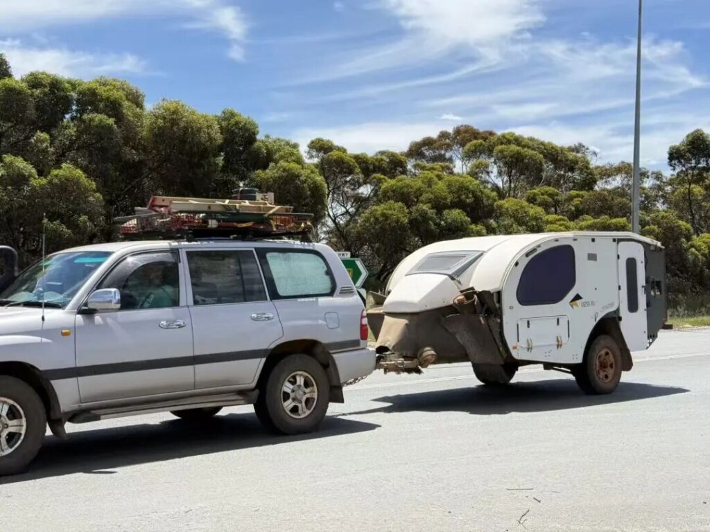 纳拉伯公路上的SUV拖挂房车