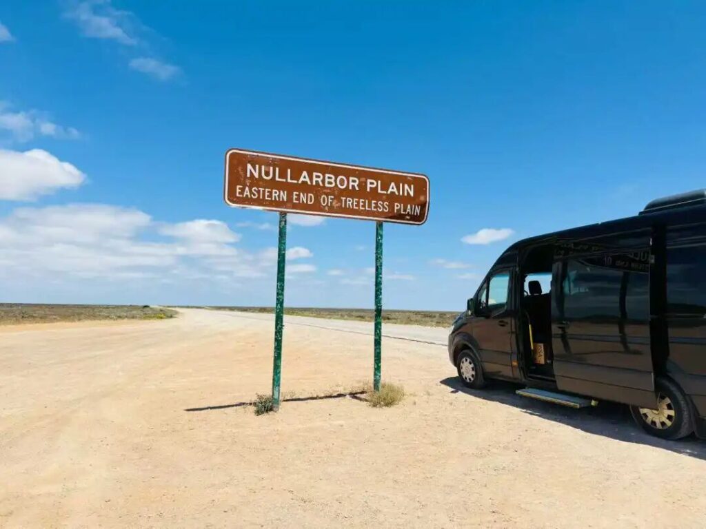 Nullarbor Plain东部起点路牌