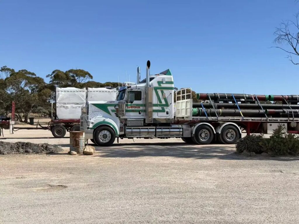 纳拉伯公路上的绿白相间公路火车