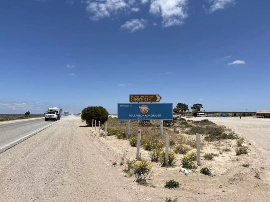 Nullarbor Roadhouse欢迎标志