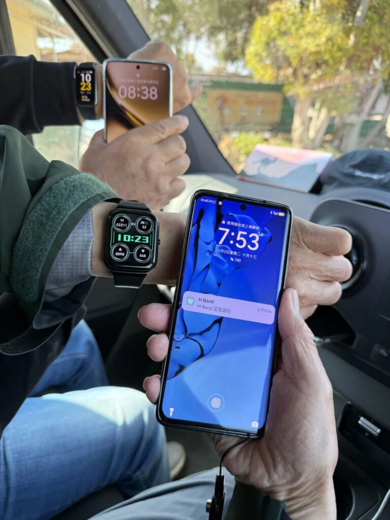 多部手机手表显示不同时间