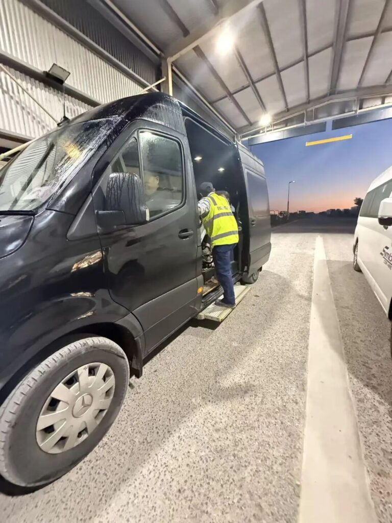 西澳边境检查站工作人员检查车辆