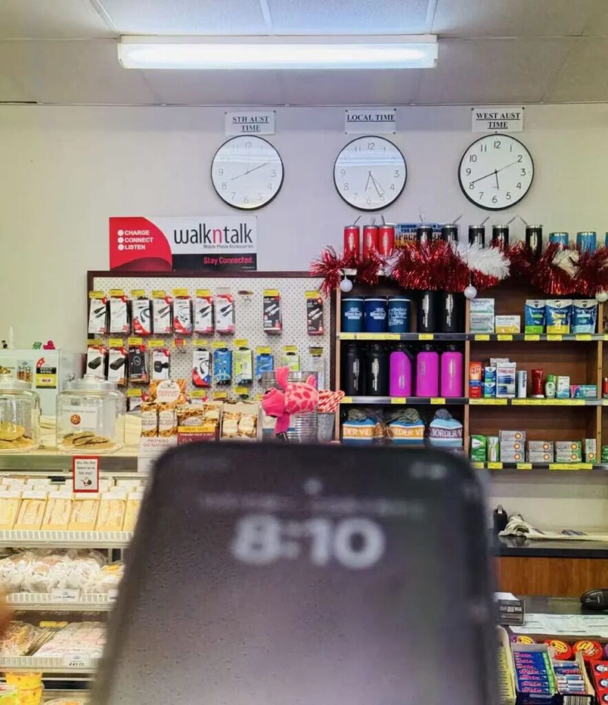 边境村商店内三个时区时钟