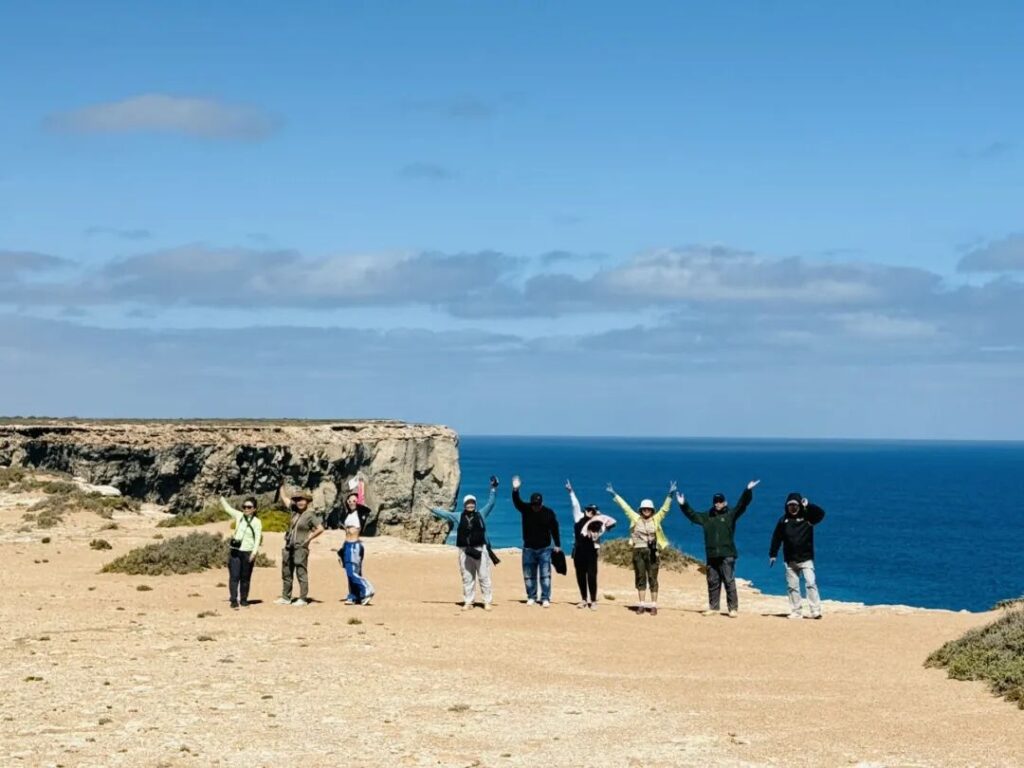 车队在本达悬崖边排成一列合影