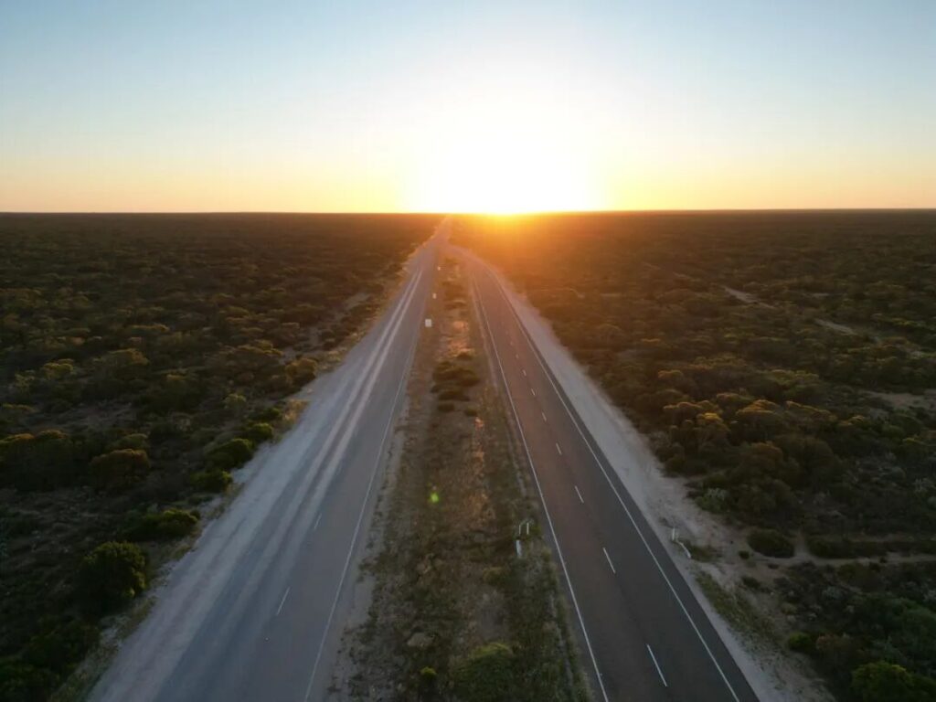 Eyre Highway日落时分的笔直公路