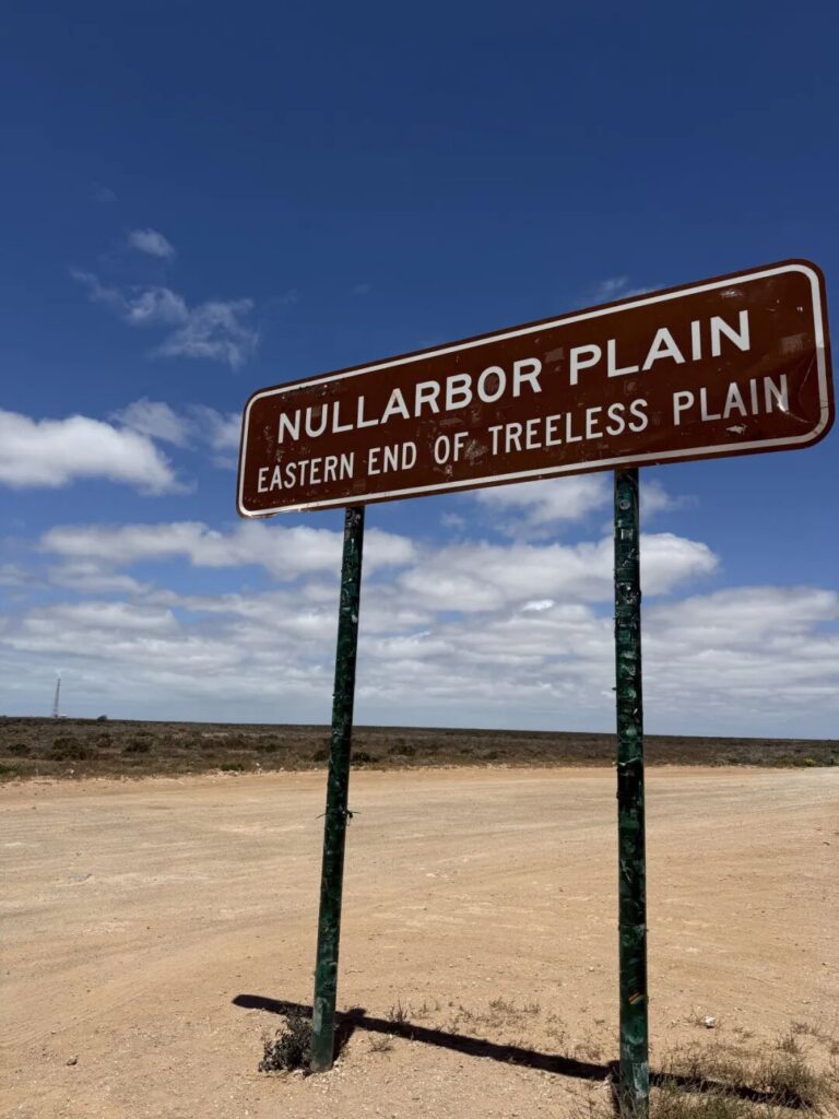 Nullarbor Plain东部起点路牌