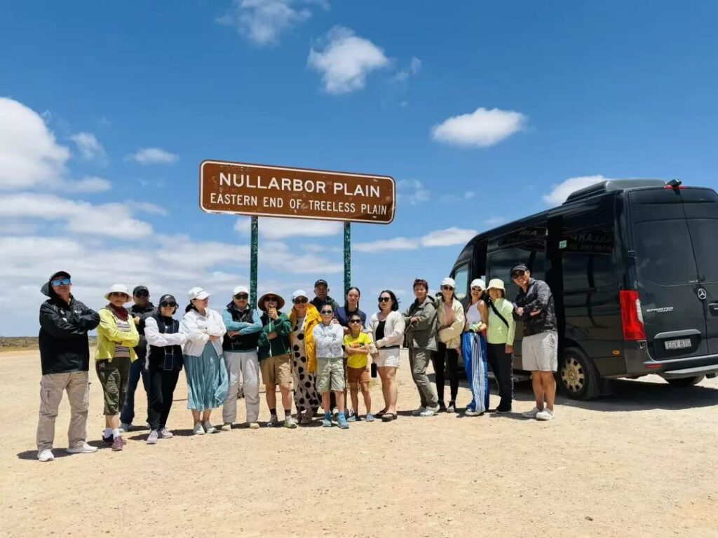 Leo车队在Nullarbor Plain路牌前合影