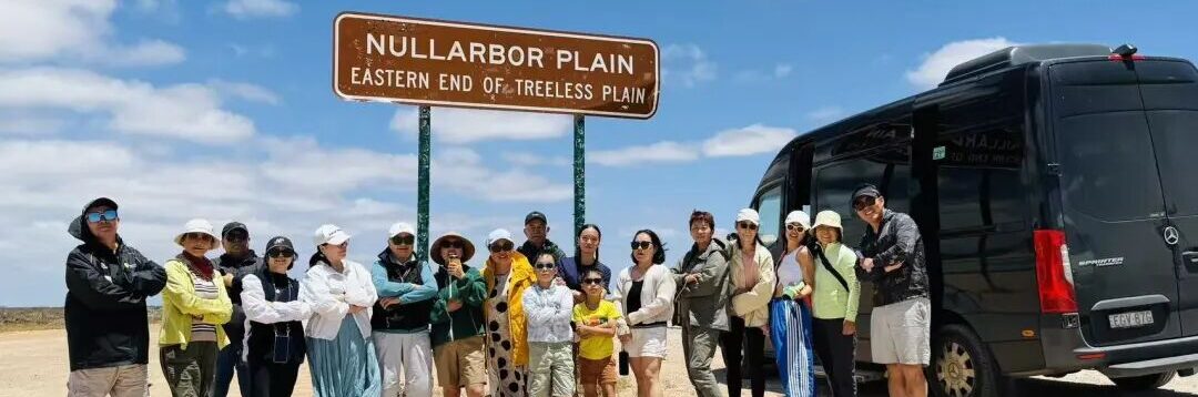 Leo车队在Nullarbor Plain路牌前合影