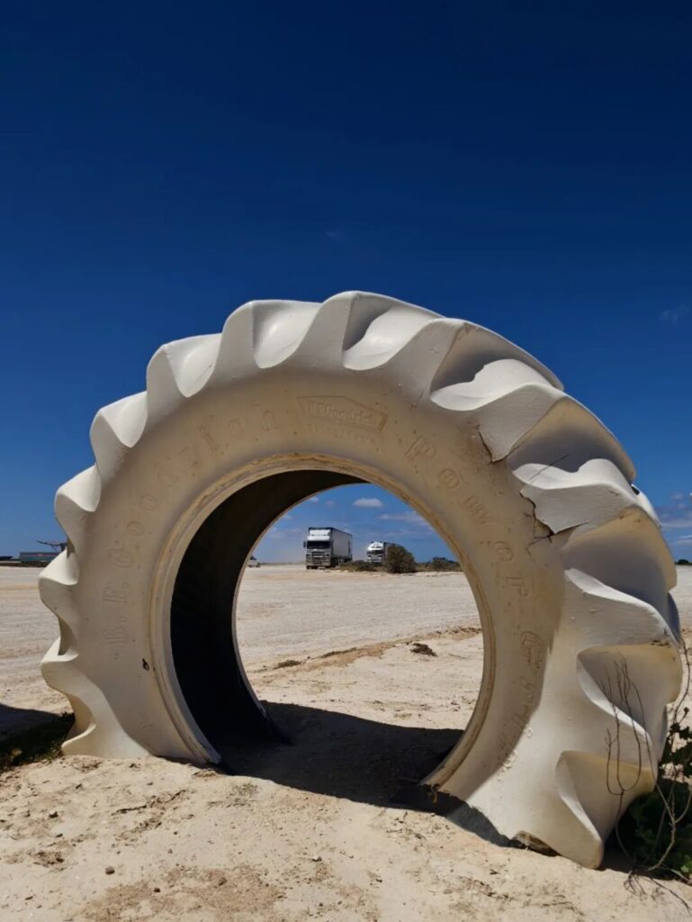 Nullarbor Roadhouse巨型轮胎雕塑