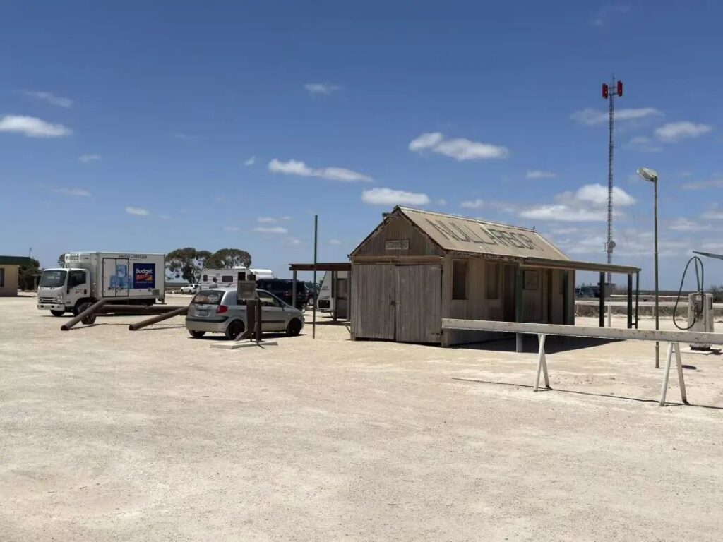 Nullarbor Roadhouse旧建筑与停车场
