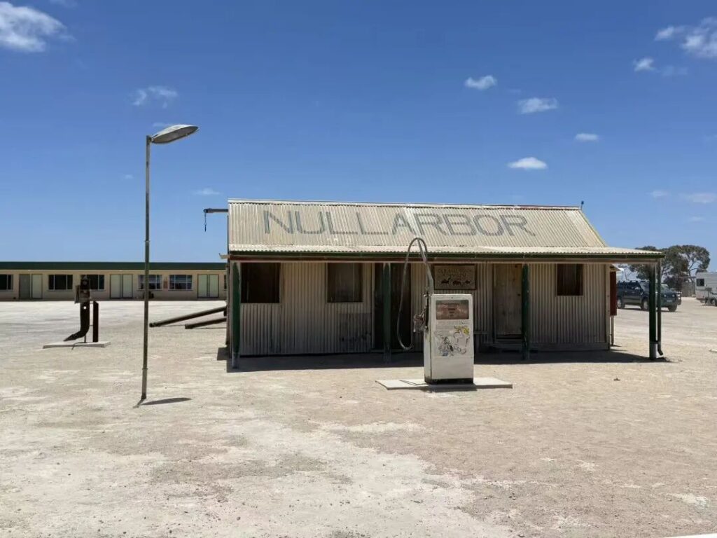 Nullarbor Roadhouse老式加油泵