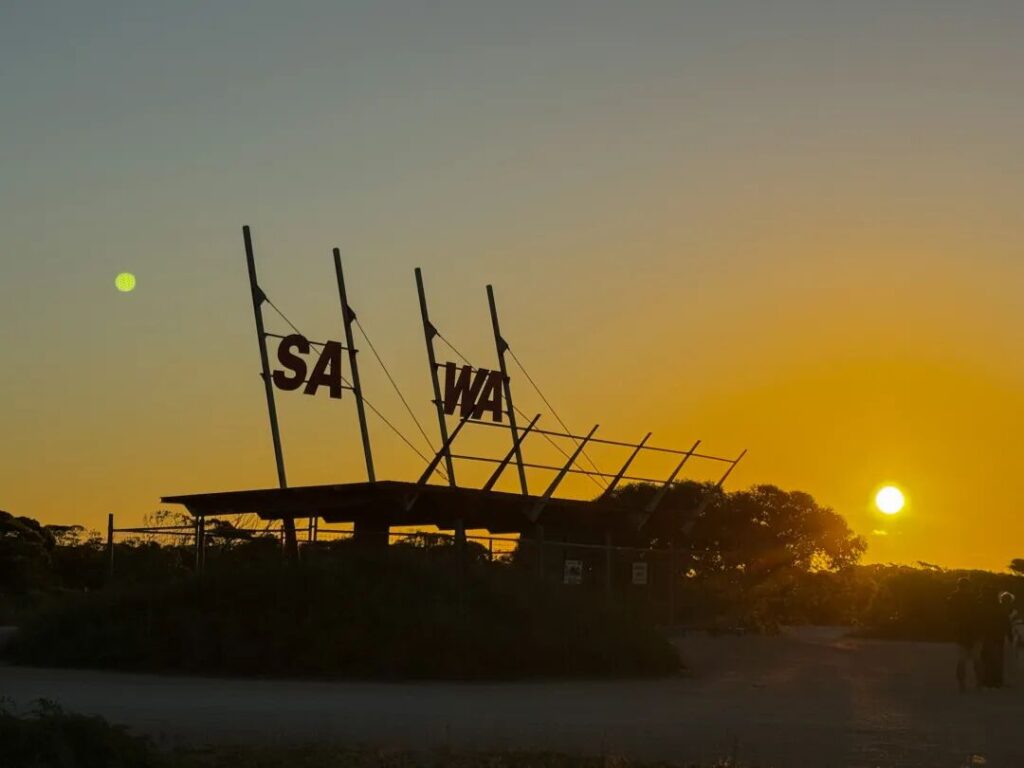 SA/WA州界标志夕阳剪影